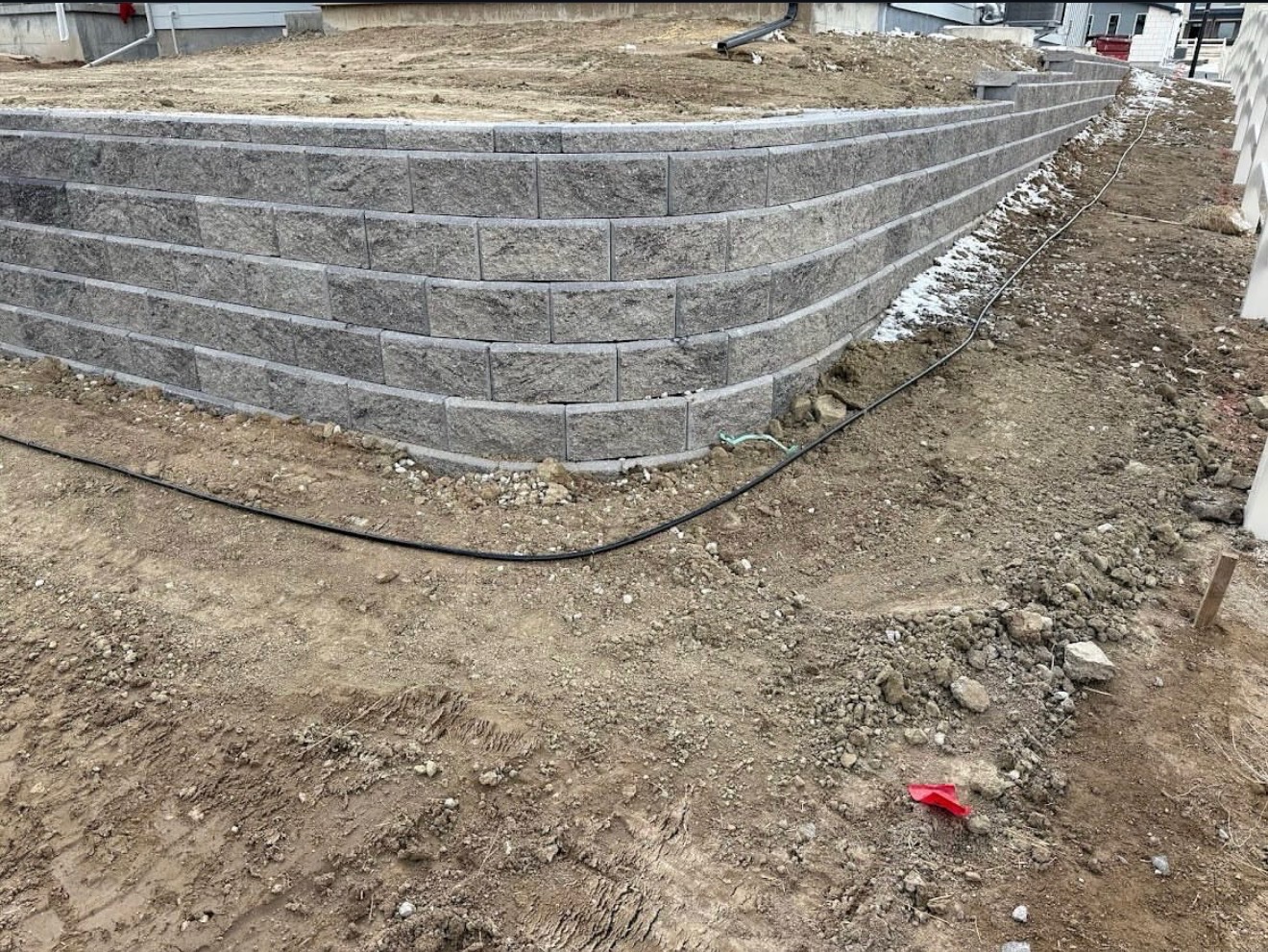 Curved retaining wall with stone block construction